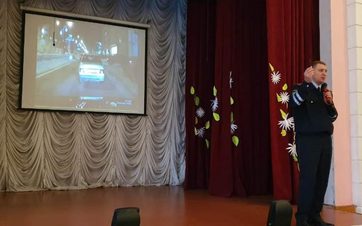 Норильские госавтоинспекторы проводят уроки безопасности со школьниками