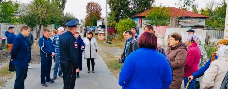 Белгородские автоинспекторы напомнили сельским жителям о важности использования световозвращающей экипировки