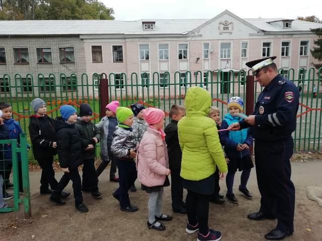 Автоинспекторы Дорогобужского района провели тематическую экскурсию-путешествие по безопасному маршруту «Дом-Школа-Дом»