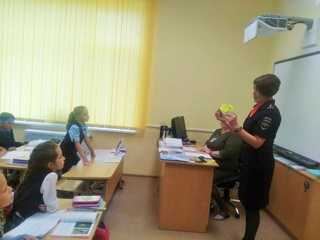 В Югре детям и родителям напомнили о важности применения световозвращающих элементов