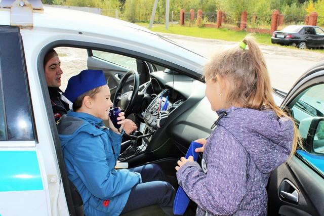 Юные жители Югры познакомились с патрульным автомобилем ДПС
