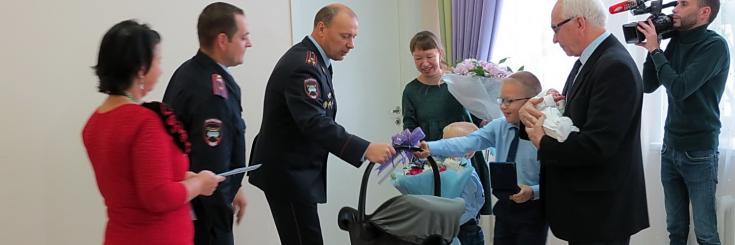 Подарком для 2019 ребенка, родившегося в перинатальном центре Томской области, стала автолюлька