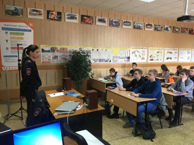 В Саратове сотрудники Госавтоинспекции провели занятие с начинающими водителями