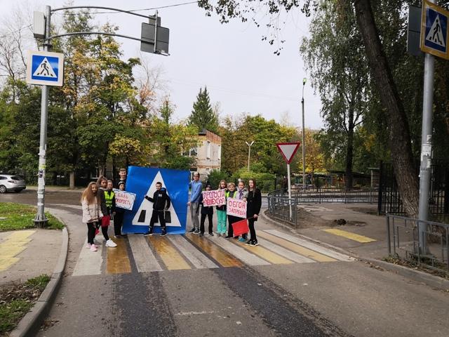Сотрудники ГИБДД города Смоленска присоединились к проводимой Неделе безопасности