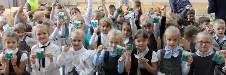 Торжественные мероприятия по передаче световозвращающих приспособлений в школы проходят на территории Томской области
