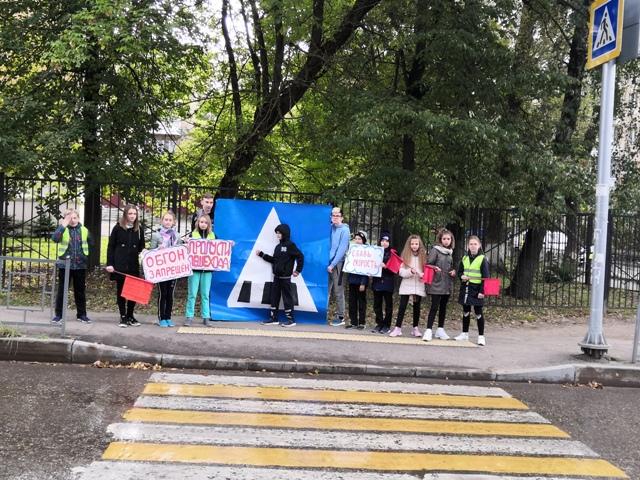 Сотрудники ГИБДД города Смоленска присоединились к проводимой Неделе безопасности