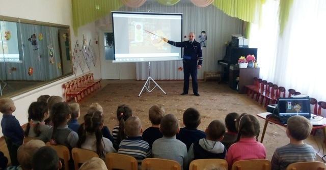 В городе Демидове инспекторы ГИБДД провели занятие с детьми дошкольного возраста
