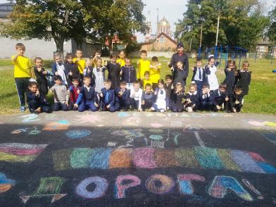 Инспектор по пропаганде БДД Ардонского района организовала изучение ПДД при помощи рисунка на асфальте