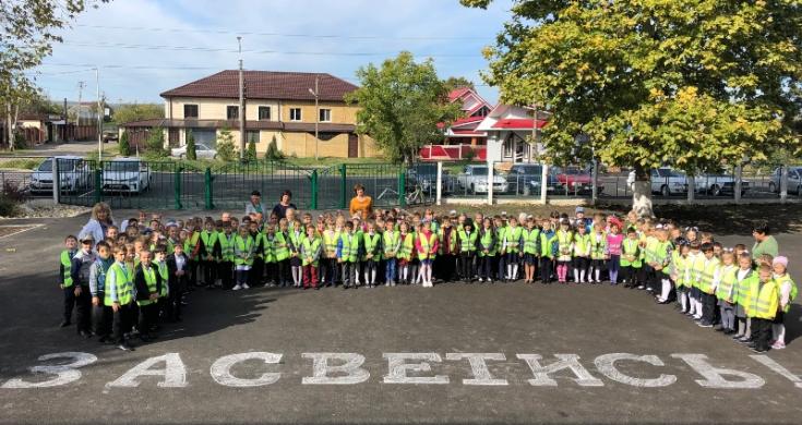 В Адыгее школьники флешмобом призвали участников движения к использованию световозвращающих жилетов