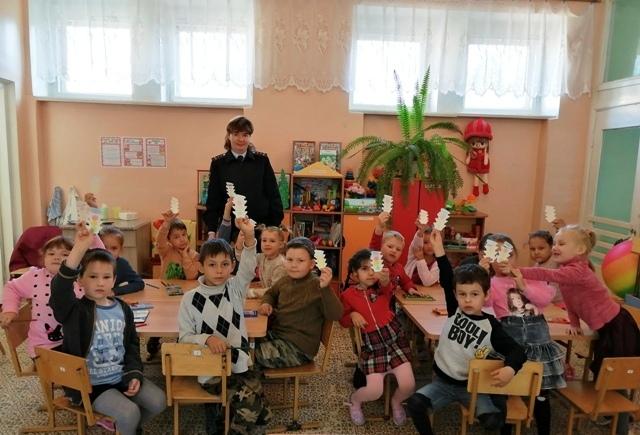 В рамках Всероссийского мероприятия Недели безопасности сотрудники дорожной полиции Ярцевского района посетили МБДОУ «Детский сад № 1»