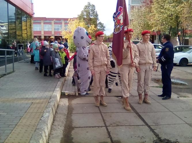 В рамках проведения профилактического мероприятия «Внимание- дети!» 19 сентября 2019 г. и 20 сентября 2019 г. учащиеся горда Елабуга приняли участие в акции «Шагающий автобус».