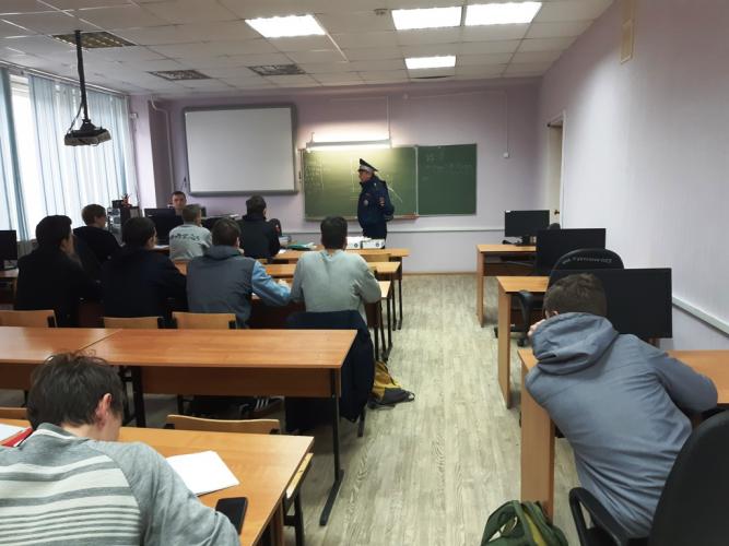 В Печенгском районе сотрудники Госавтоинспекции провели беседы с учащимися техникума