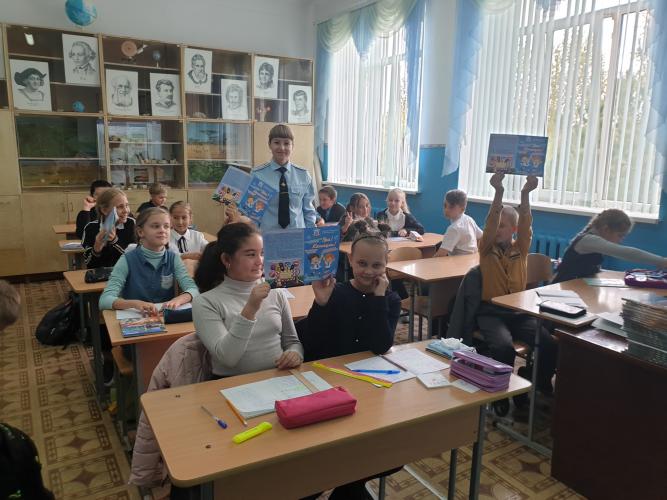 В рамках «Недели безопасности» сотрудники Госавтоинспекции приняли участие в общешкольном родительском собрании.  Во время встречи сотрудники ГИБДД рассказали о состоянии детской аварийности на подведомственной территории. Напомнили о правильной перевозке