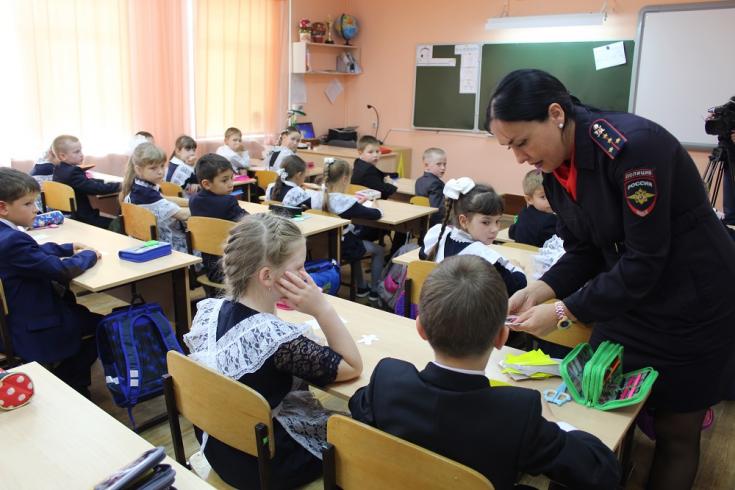Во всех образовательных учреждениях Зауралья со взрослыми и детьми в рамках Единого дня безопасности дорожного движения проводятся различные мероприятия: конкурсы, викторины, профилактические беседы и акции, родительские собрания, направленные на профилак