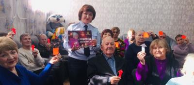 Кировским пенсионерам продемонстрировали полезные свойства световозвращателей