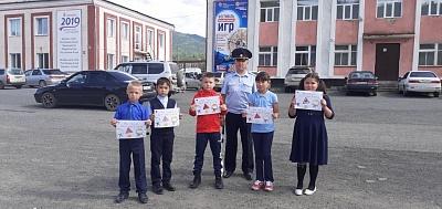 «ДЕТИ ИДУТ В ШКОЛУ» С ТАКИМ ПРЕДУПРЕЖДЕНИЕМ ВОДИТЕЛИ С.ШЕБАЛИНО ПОЛУЧИЛИ ЛИСТОВКИ ОТ МАЛЕНЬКИХ УЧЕНИКОВ