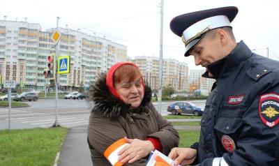В Красноярске инспекторы Госавтоинспекции подарили «маячки безопасности» пожилым людям
