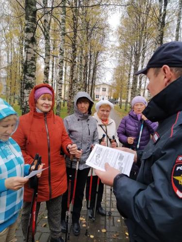 Сотрудники полиции Вожегодского района совместно с членами местного отделения Союза пенсионеров провели акцию «Возраст – безопасности не помеха»