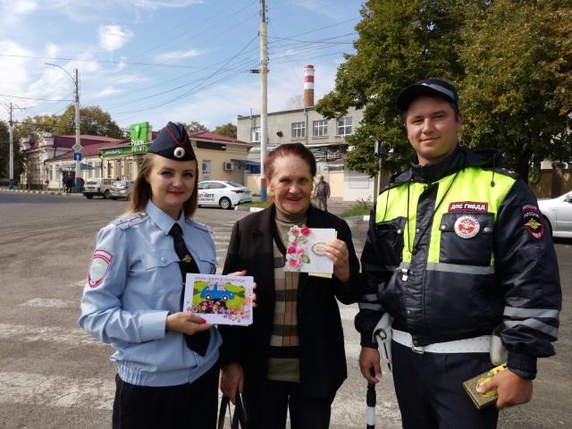 Сотрудники Госавтоинспекции Кубани вручили пожилым людям открытки безопасности, которые приготовили для них школьники