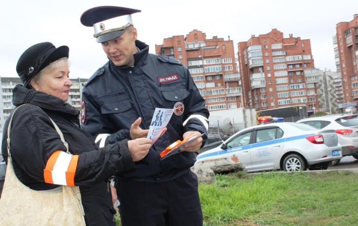 В Красноярске инспекторы Госавтоинспекции подарили «маячки безопасности» пожилым людям