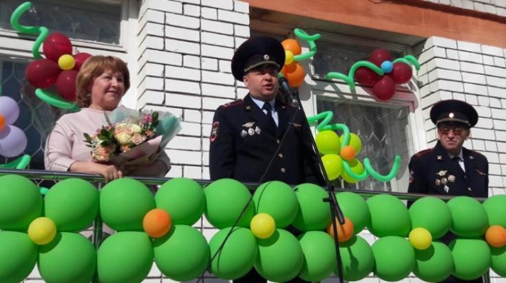 В Татарстане сотрудники ГИБДД приняли участие в торжественных линейках, посвященные Дню знаний.