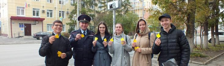 В Томске «Световозвращающий патруль» обеспечивает безопасность пожилых участников дорожного движения