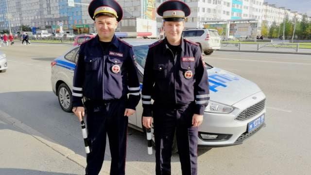 Сотрудники ДПС спасли людей на пожаре.