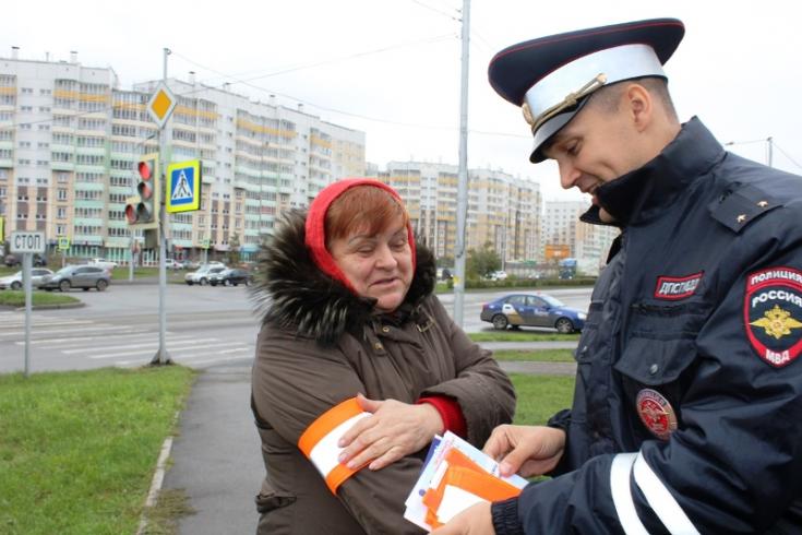 В Красноярске инспекторы Госавтоинспекции подарили «маячки безопасности» пожилым людям