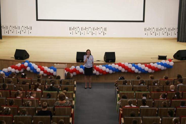 Инспекторы ГИБДД Новой Москвы провели с начальными классами лекции по ПДД.