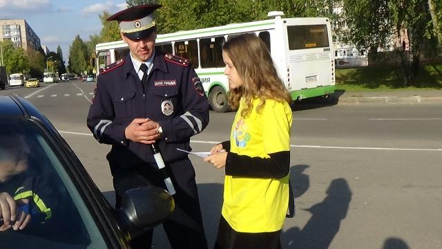 Автоинспекторы совместно с юными инспекторами движения города Десногорска провели акцию «Помни и соблюдай ПДД»