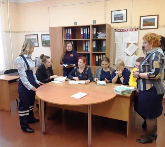 В Печенгском районе сотрудники Госавтоинспекции провели встречи с детьми и педагогами удаленных школ района