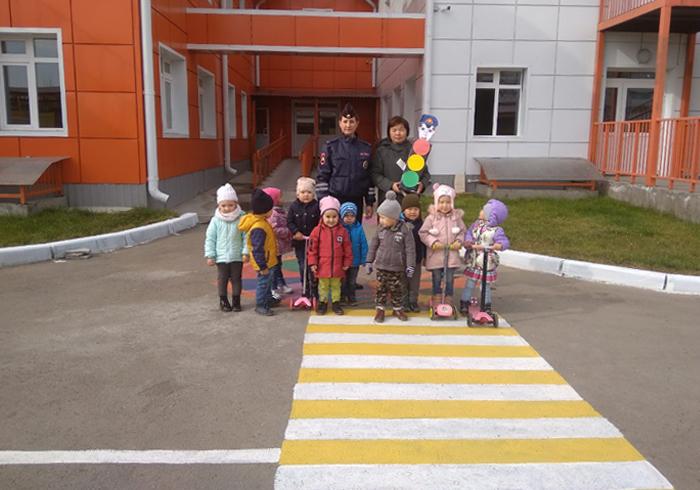 В Улан-Удэ инспекторы провели урок дорожной безопасности с воспитанниками детских садов