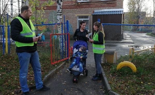 В г. Ухта «Родительский патруль» напомнил водителям и пешеходам о безопасном поведении на дороге