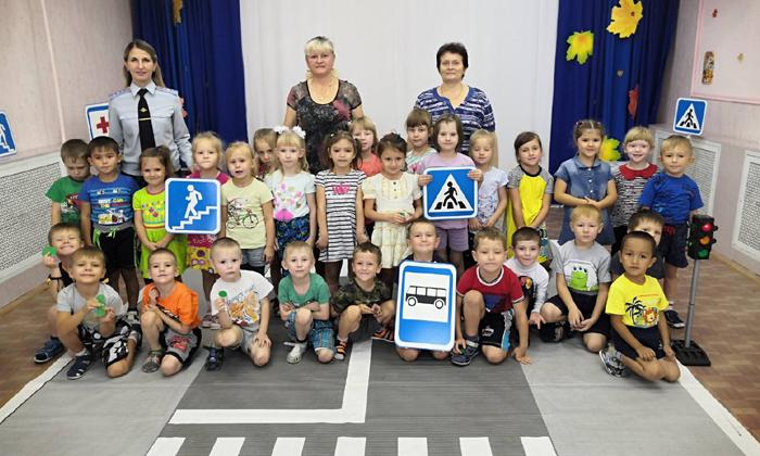 В Северобайкальске автоинспекторы и воспитатели провели для дошкольников конкурс-викторину по правилам дорожной безопасности