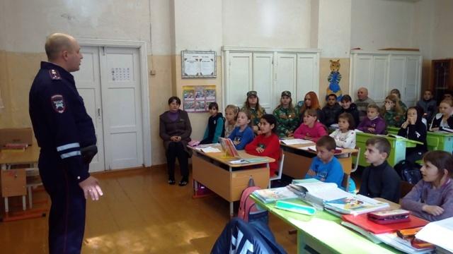 Сотрудники ГИБДД проводят профилактические беседы в школах на территории Демидовского района