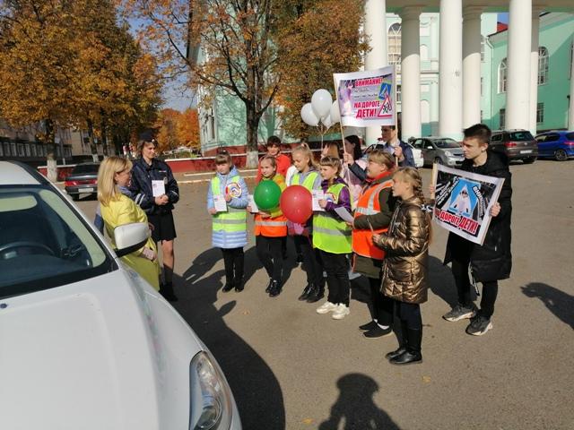Сафоновская Госавтоинспекция совместно с отрядом ЮИД МБОУ «СОШ № 2» г. Сафоново и представителями СМИ на центральной площади города провели профилактическую акцию «На дороге дети!»