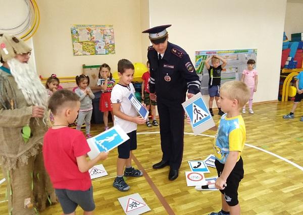 Дошкольники г. Емвы приняли участие в познавательно-развлекательном мероприятии «Знатоки дорожных правил»