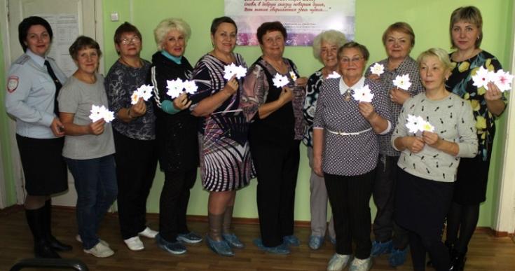 В Красноярском крае инспекторы ГИБДД провели «светящийся» мастер-класс для пенсионеров