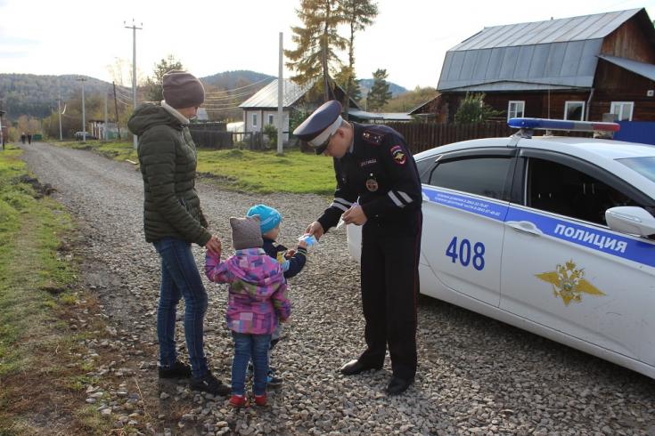 В Новокузнецком районе детям и их родителям напомнили о дорожной безопасности