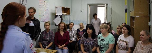 В Белове инспекторы ГИБДД посетили детскую поликлинику