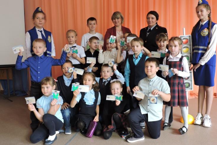 Томские ЮИДовцы посвятили первоклассников в пешеходов и торжественно вручили им световозвращающие элементы