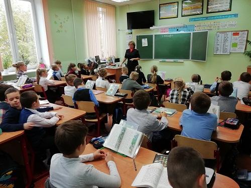 В Калининграде сотрудники Госавтоинспекции провели для первоклассников урок «Верный шаг по безопасному пути»