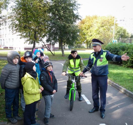 На юго-западе столицы Госавтоинспекторы повторили со школьниками Правила дорожного движения