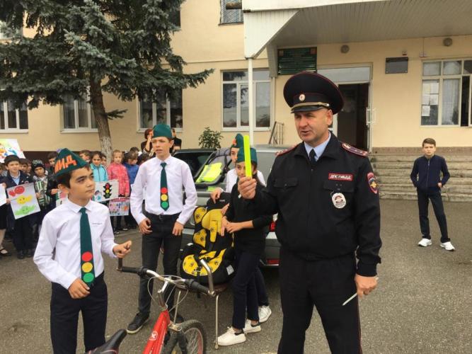 Утренние всеобучи по ПДД проходят для школьников Кабардино-Балкарии перед началом уроков