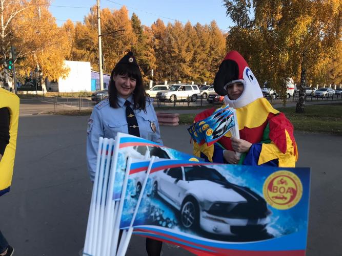 Сотрудники Госавтоинспекции вблизи территории Парка культуры и отдыха «30 Лет ВЛКСМ» провели профилактическое мероприятие «Мы за безопасность на дорогах!»