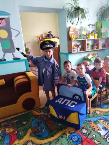 В Усольском районе полицейские объясняют детям правила безопасного поведения на улице и дома