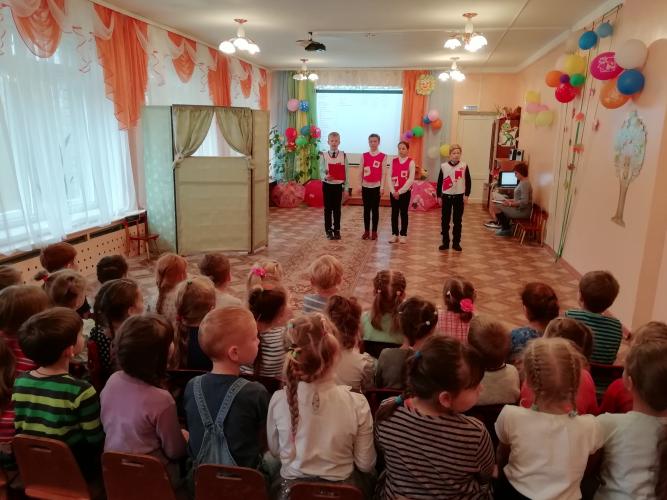 Автоинспекторы Бологовского района совместно с отрядом ЮИД провели обучающие мероприятие в детском саду
