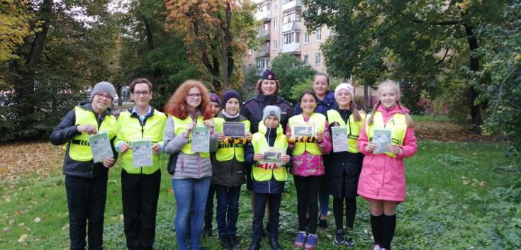 В Калининграде сотрудники Госавтоинспекции и ЮИД провели акцию «Световозвращатель каждому»