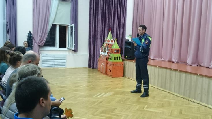 Сотрудники ГИБДД на постоянной основе проводят профилактические мероприятия с родителями школьников
