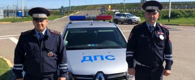 В Краснодарском крае инспекторы ДПС помогли местному жителю, получившему серьезную травму